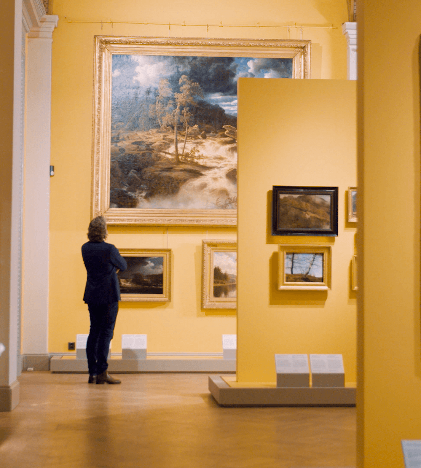 Man beundrar tavla inne på Nationalmuseum