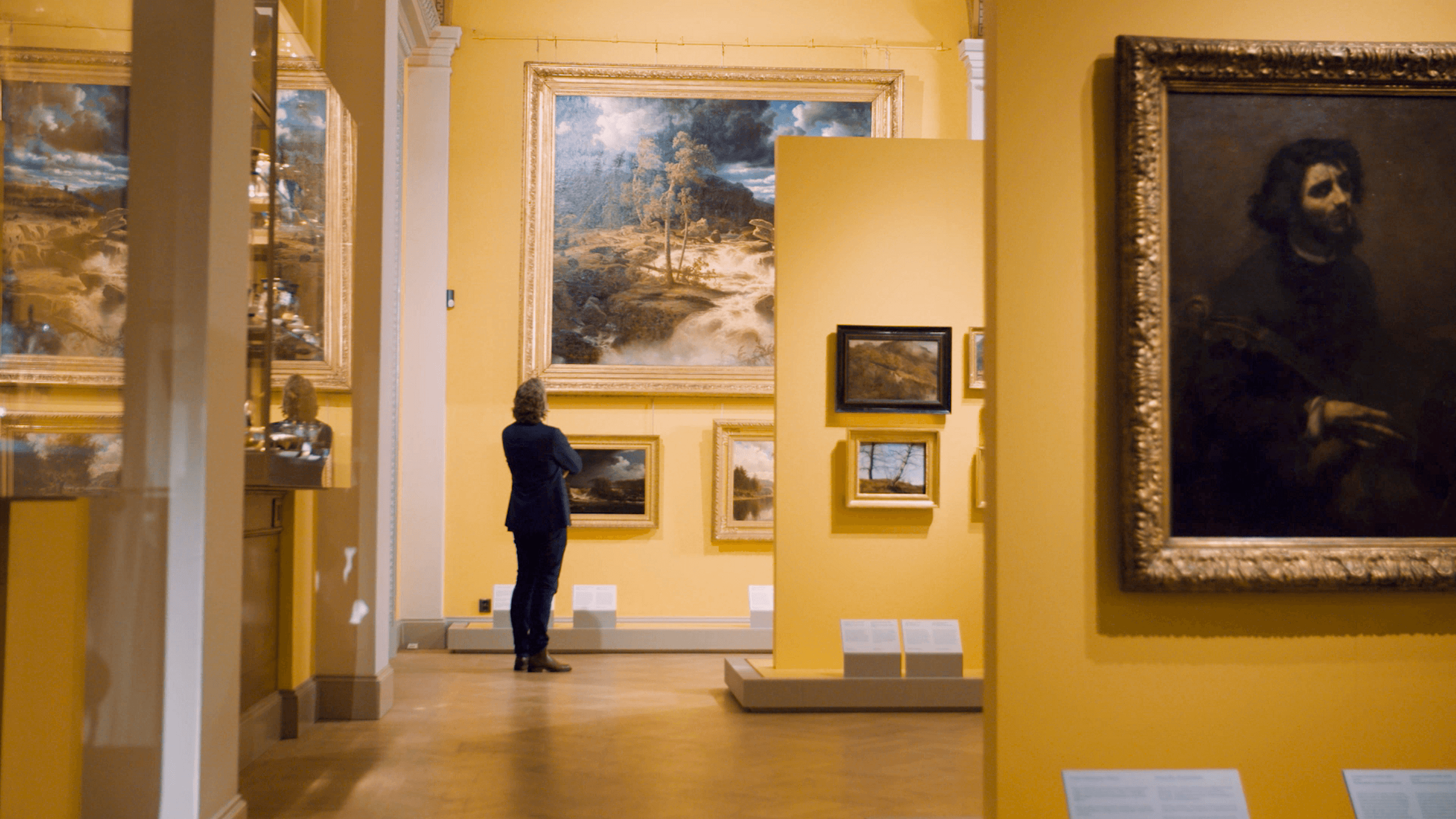 Man beundrar tavla inne på Nationalmuseum