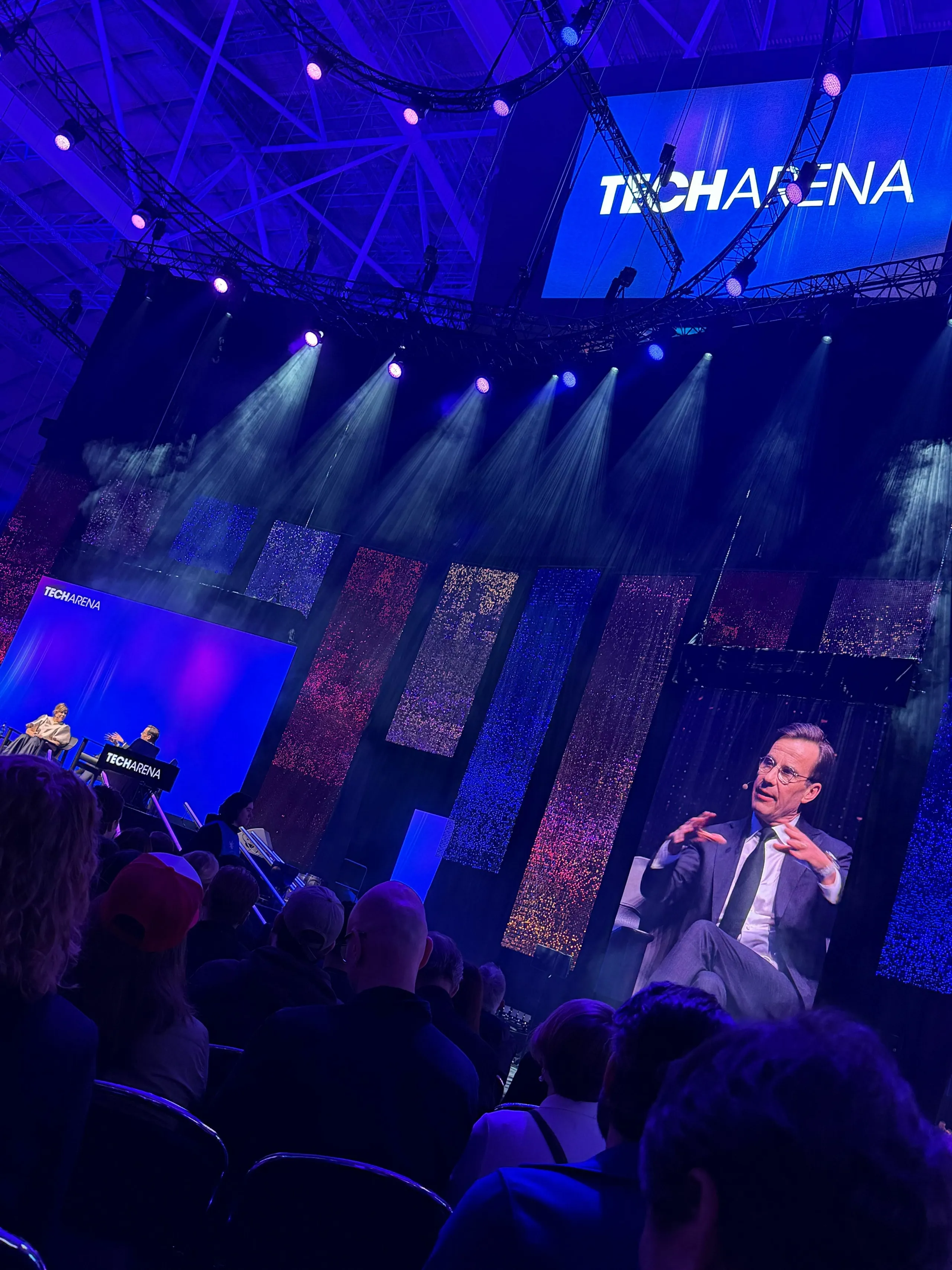 Man på storbildsskärm på talare under ett event