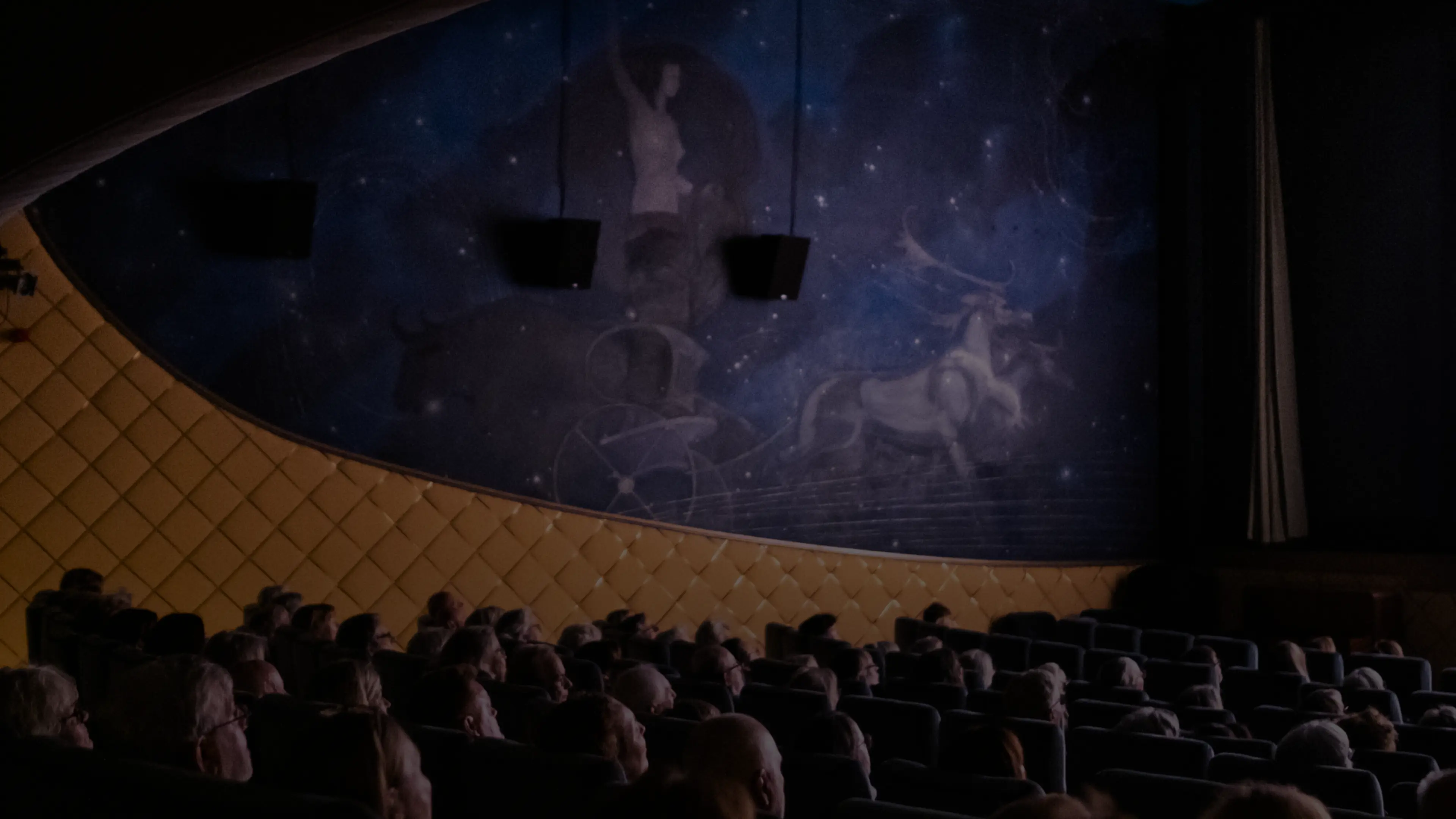 Stjärnhimmel på väggen i en fullsatt biosalong