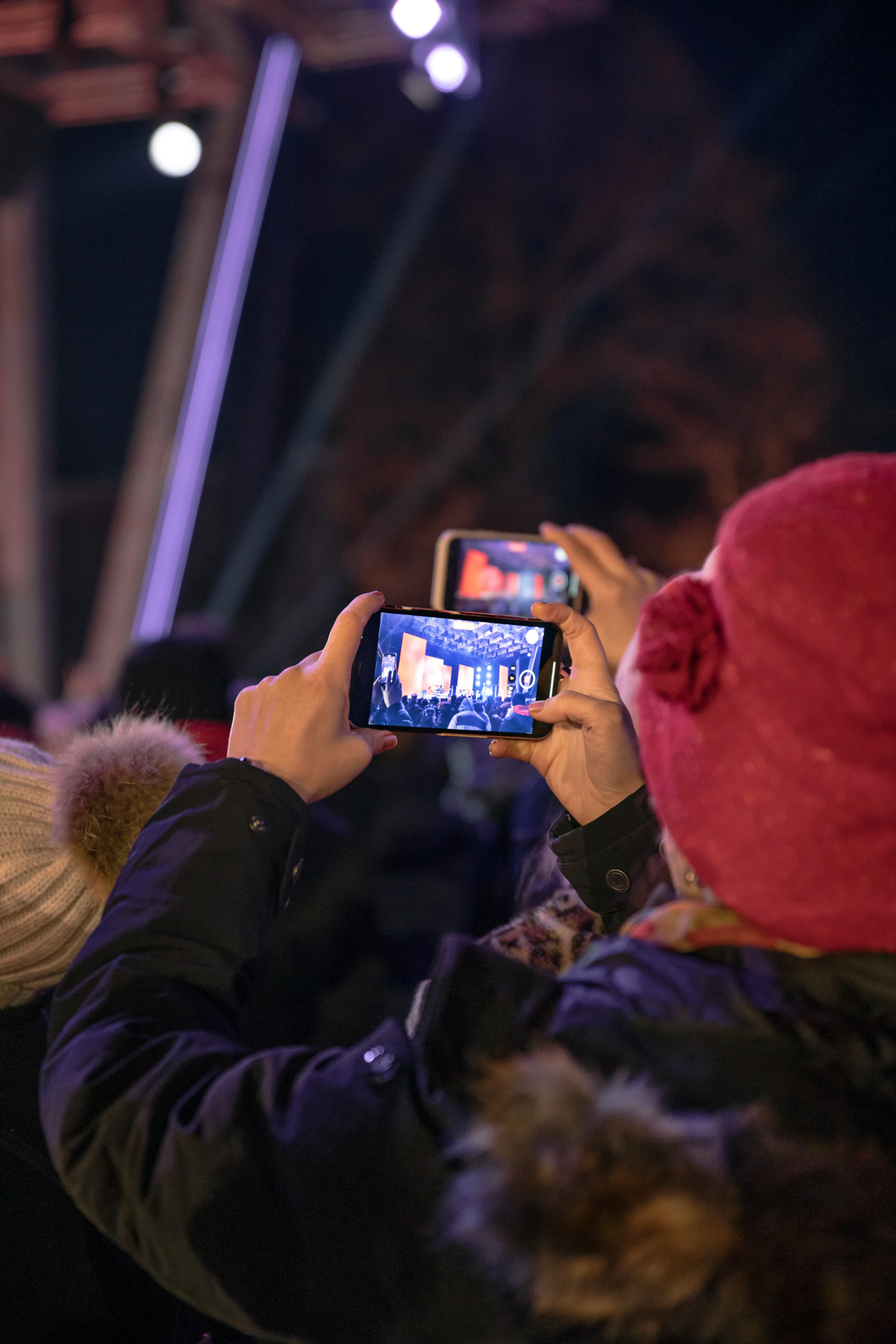 Person som fotograferar en scen