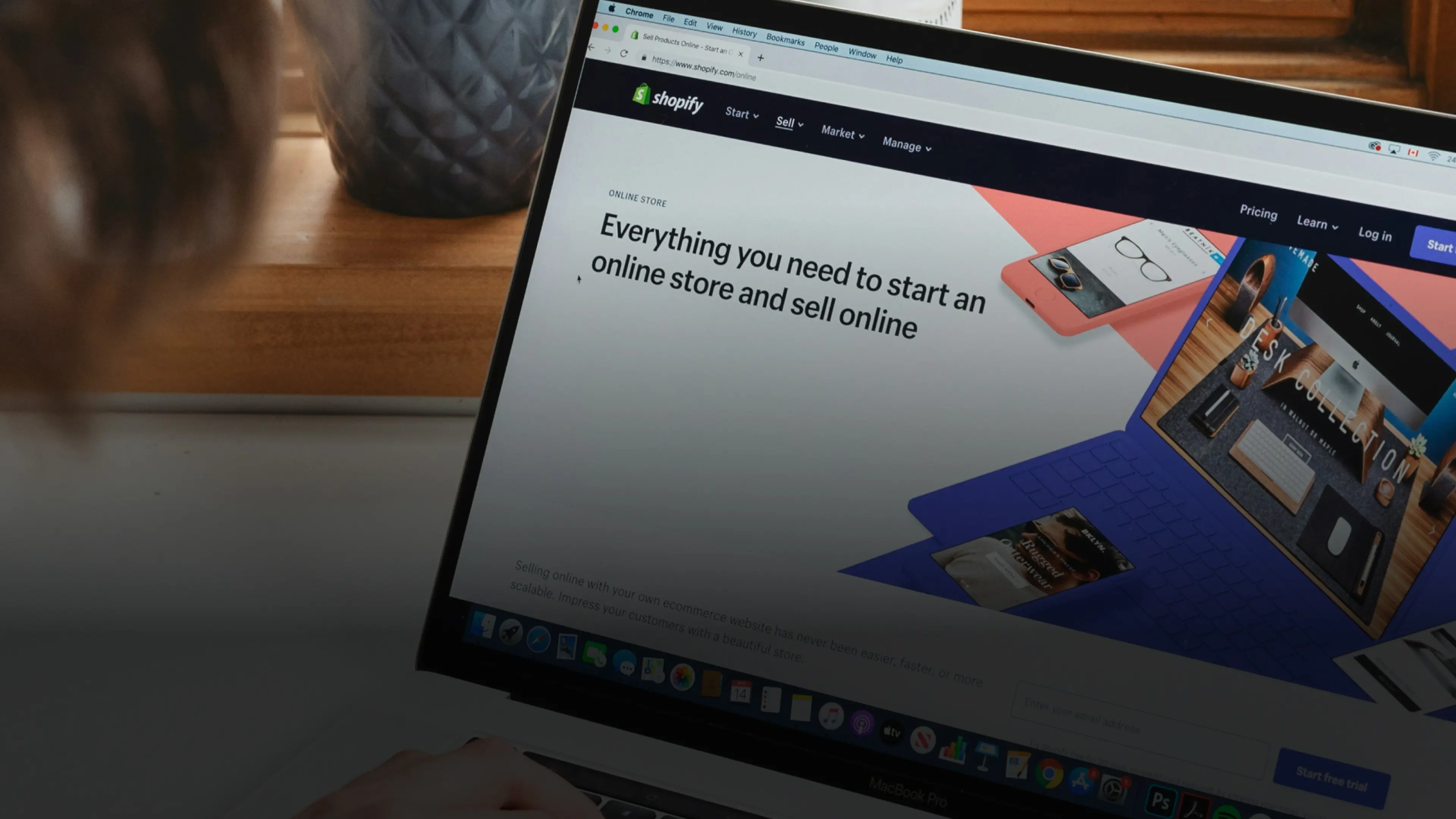 Bild på shopify-hemsida på en skärm