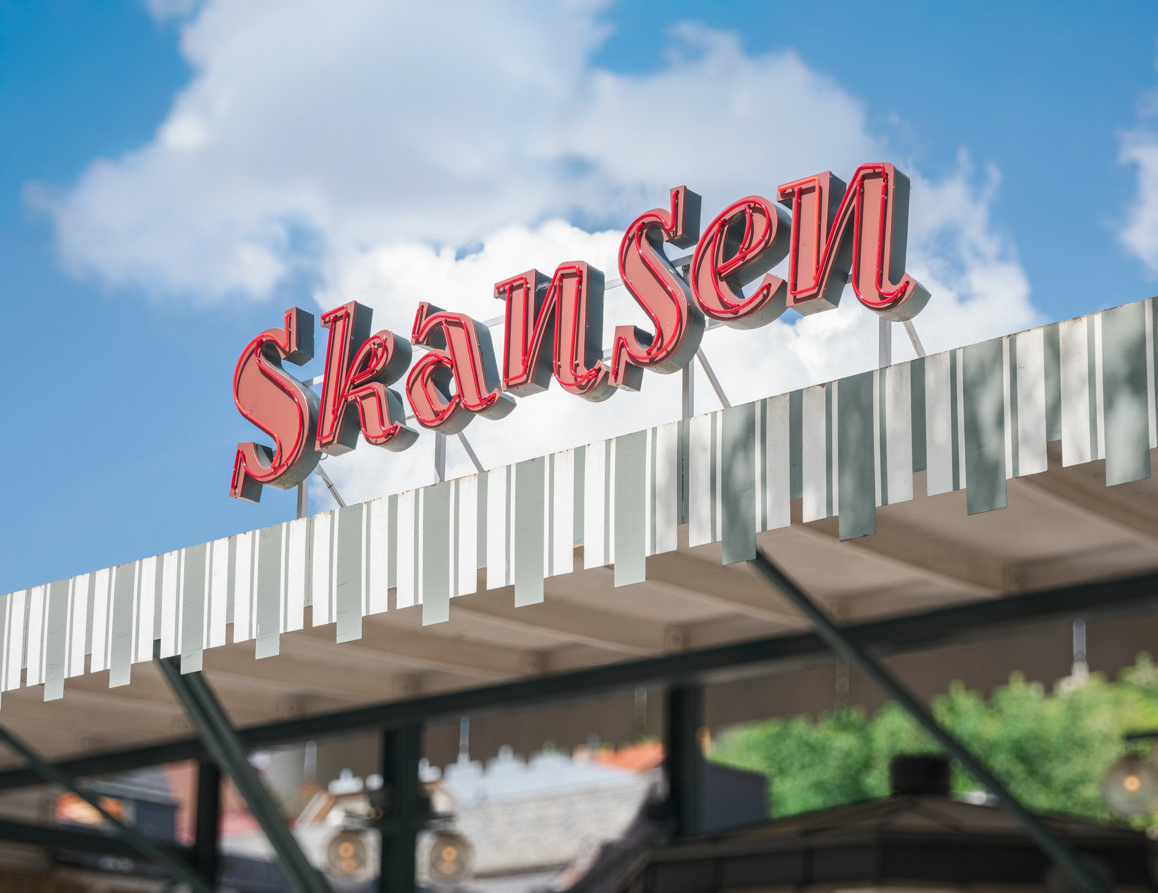 Skansen-skylt ovanför en ingång