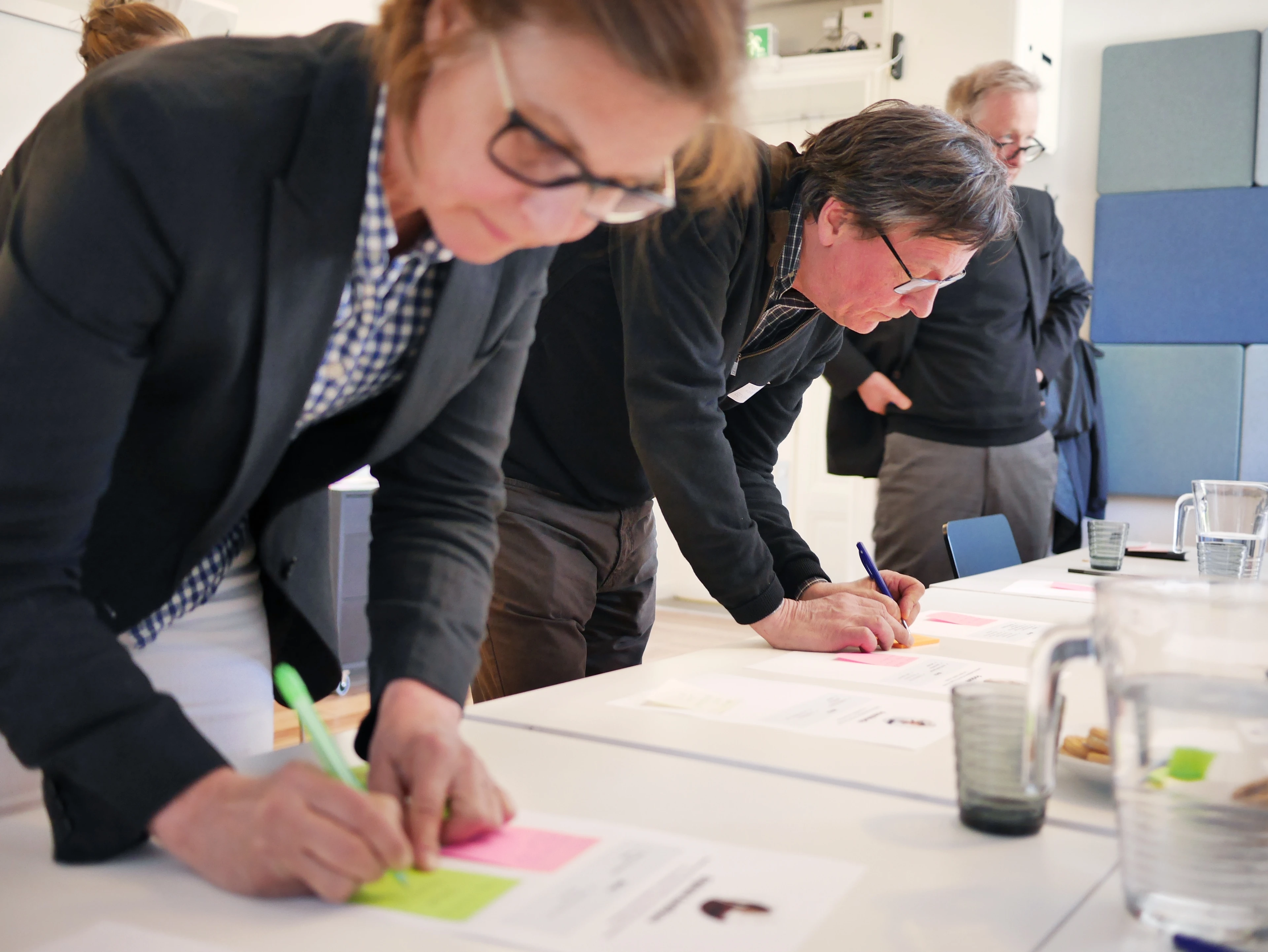Man och kvinna som skriver post-its på bord