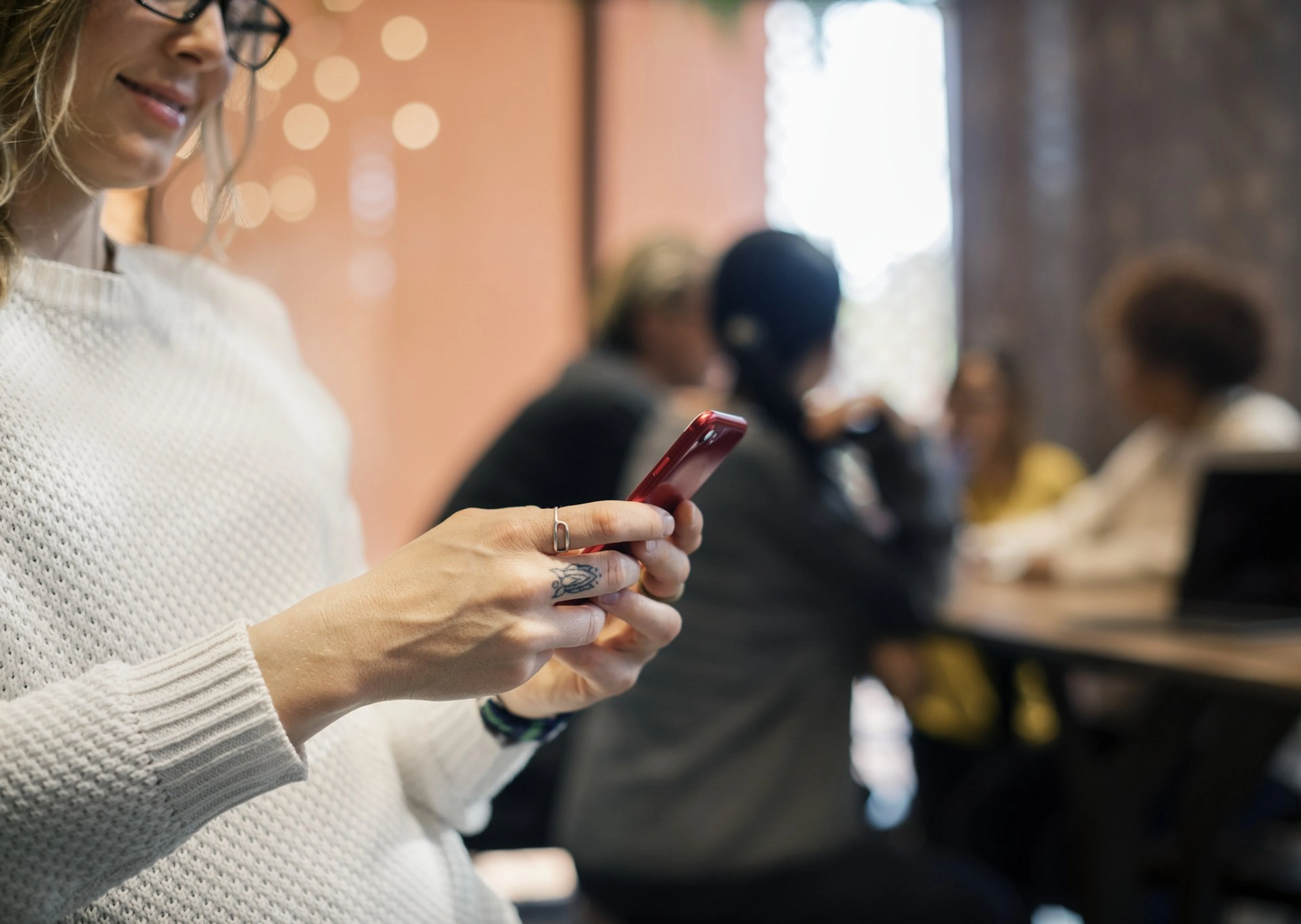 Kvinna håller i en mobiltelefon