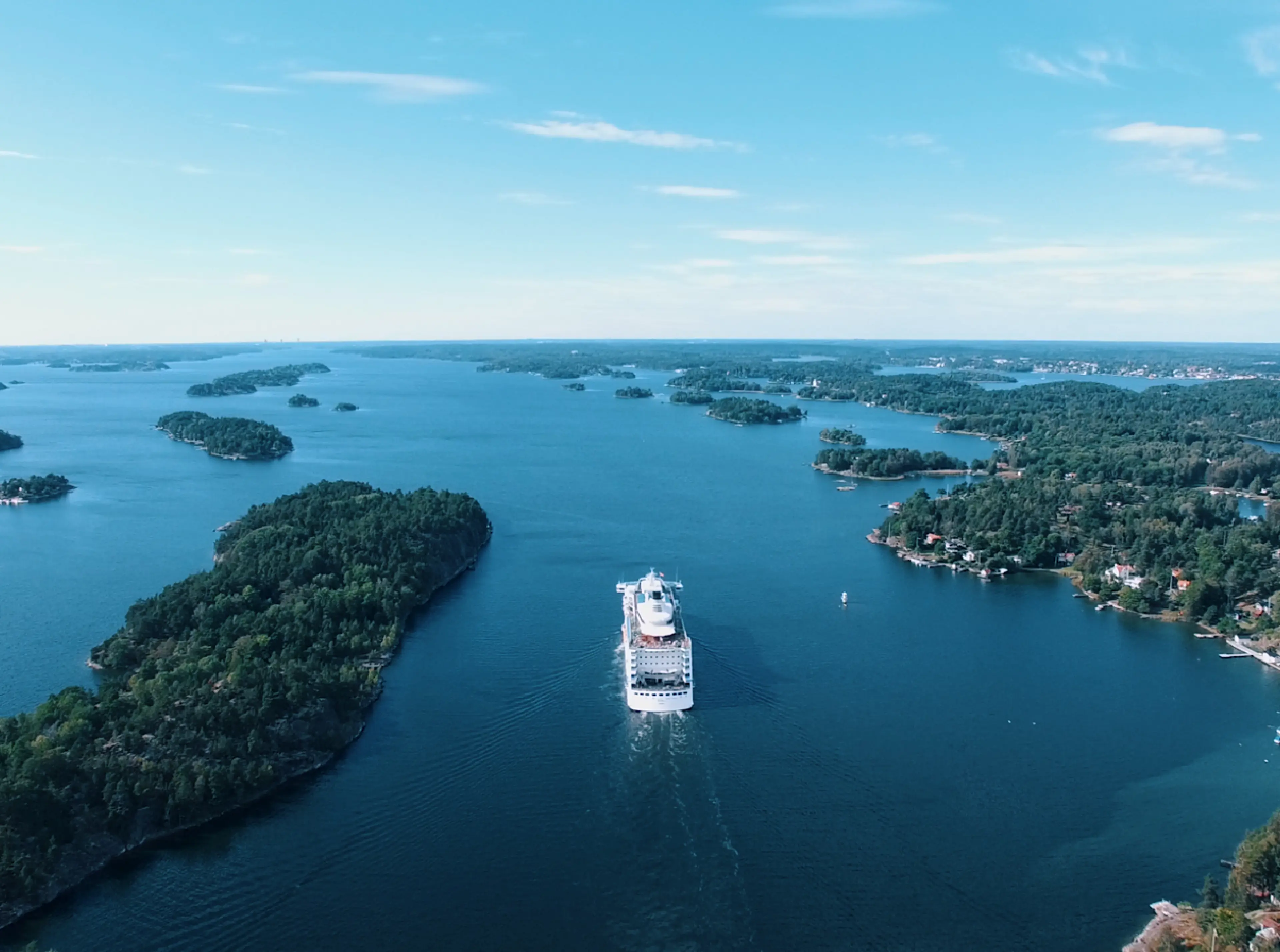 Färja på vattnet i skärgård
