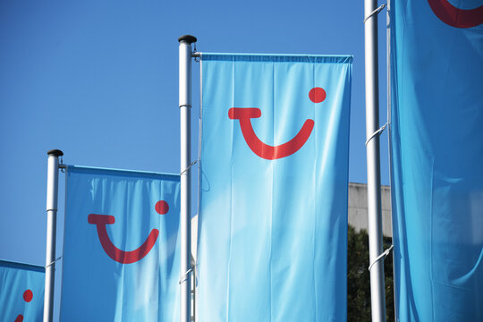 Flaggor med TUI:s logotyp
